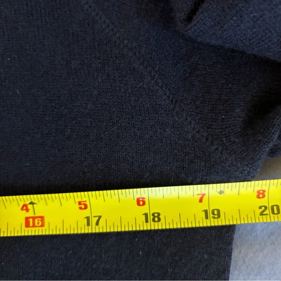 QUINCE Mongolian Cashmere Crewneck Sweater in True Navy (M) - Picture 6 of 8